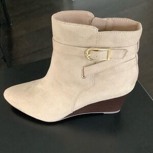NWOT Life Stride Beige Ankle Booties Wedge Heels with Gold Buckle Size 8.5